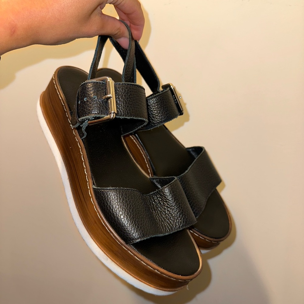 L’INTERVALLE | Black Leather Platform Sandals